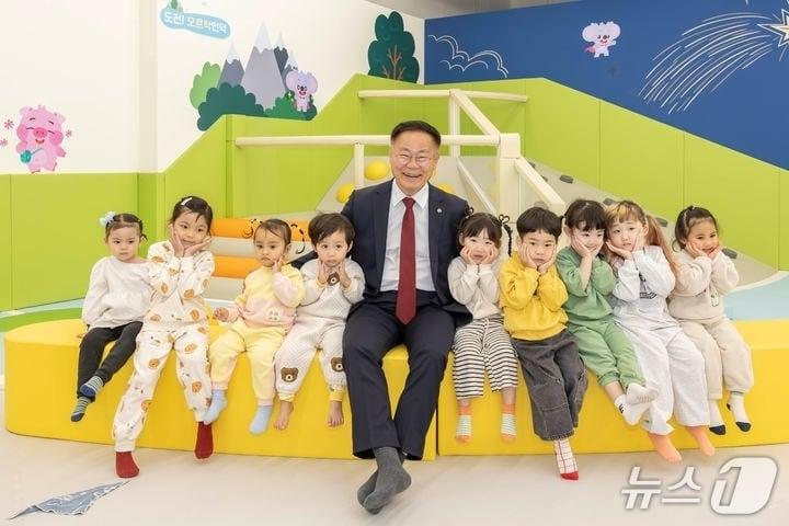 본문 이미지 - 칠곡 유아평화기념관에서 김재욱 칠곡군수가 어린이들과 기념사진을 찍고 있다. (칠곡군 제공. 재판매 및 DB금지)/뉴스1