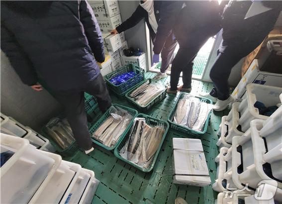 본문 이미지 - 국내산으로 둔갑시켜 판매한 중국산 냉동 민물장어(해양수산부 제공)