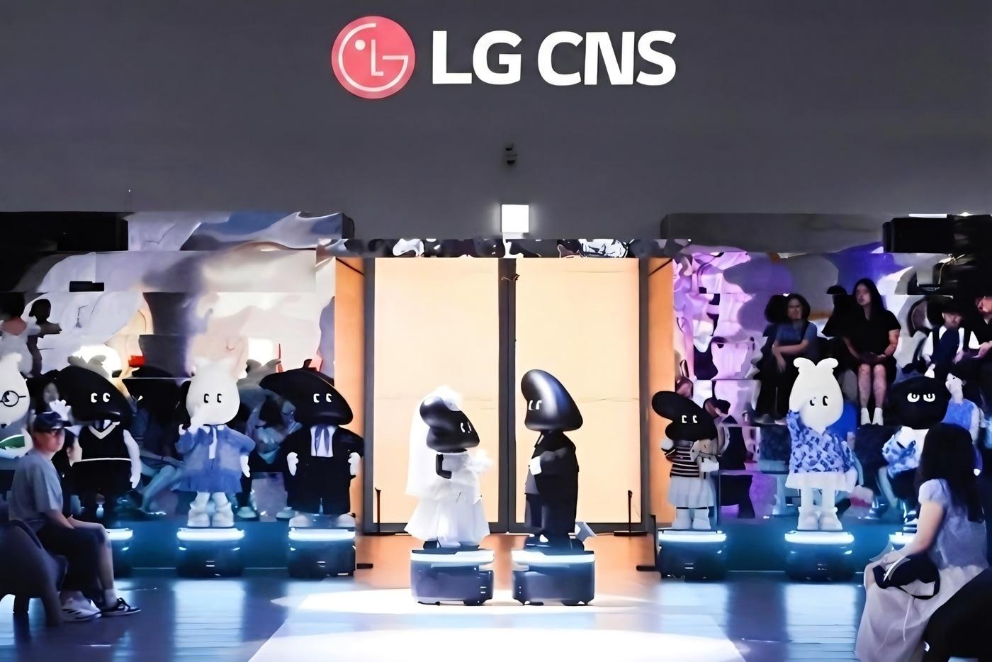 본문 이미지 - LG CNS 전시장을 찾은 관람객들이 AGV로봇의 런웨이 퍼포먼스를 관람하는 모습. (LG CNS 제공)