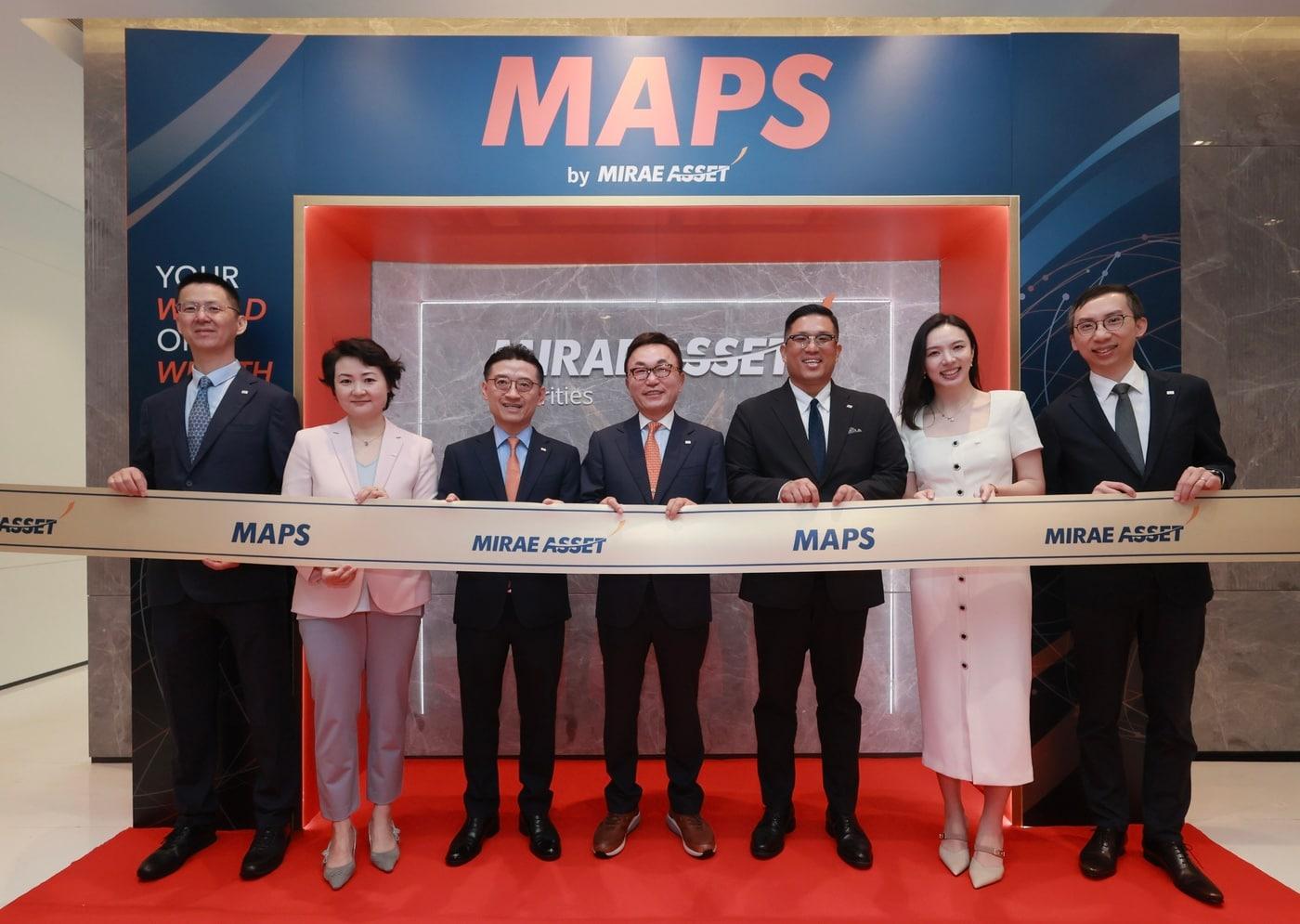 본문 이미지 - 26일 홍콩 현지에서 'MAPS by Mirae Asset' 공식 행사가 진행된 가운데, (왼쪽부터) 미래에셋증권 홍콩법인 Stanley Chen Head of Wealth Management, Shasha Huang Head of Investment and capital markets, 미래에셋증권 김미섭 부회장, 미래에셋그룹 박현주 GSO, 미래에셋증권 홍콩법인 성준엽 대표, 상해사무소 Elisa Zha 소장, 홍콩법인 Alex Sung Head of IT 가 기념사진을 촬영하고 있다. (미래에셋증권 제공)