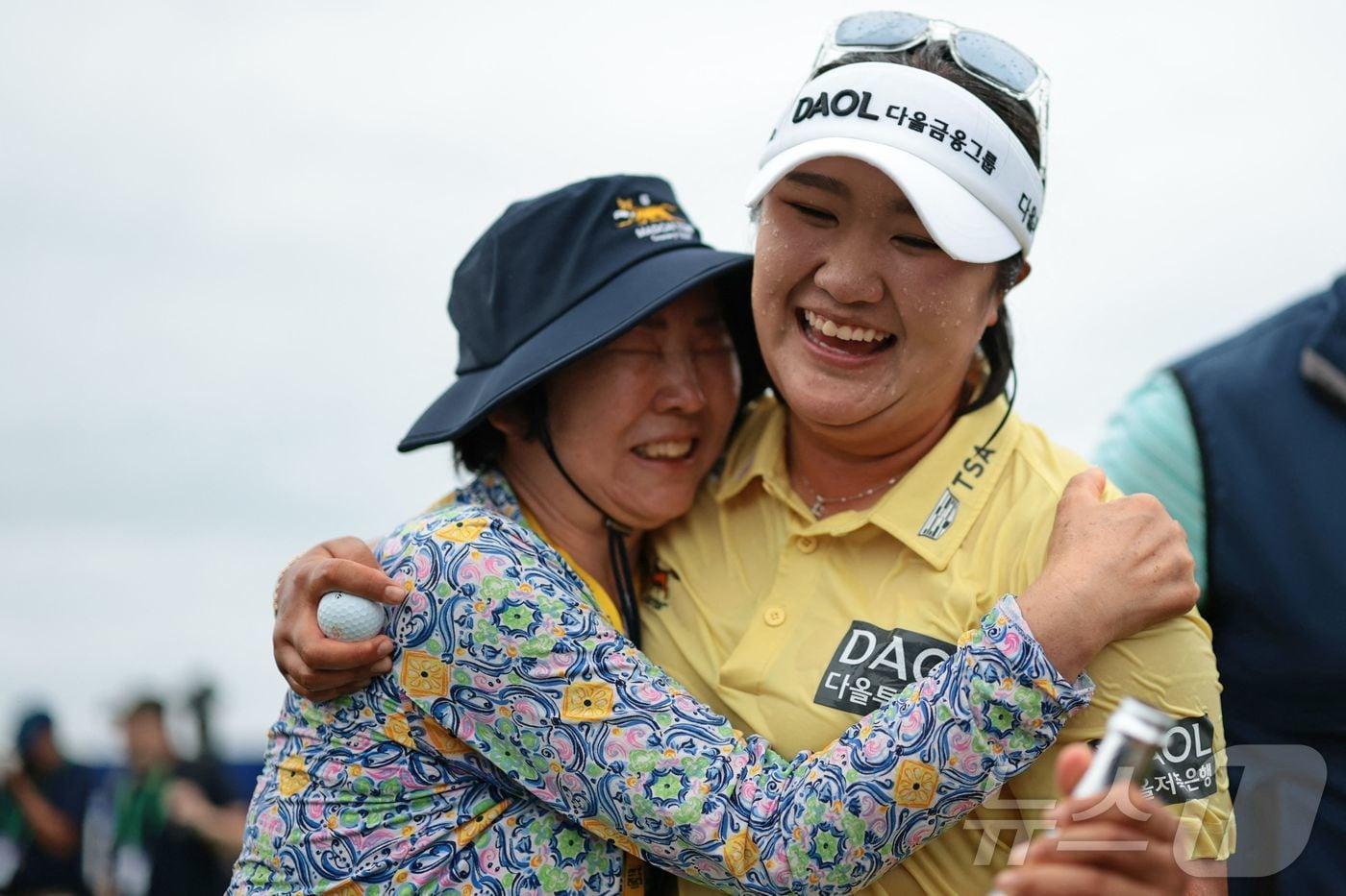 본문 이미지 - 유해란이 29일(한국시간) KPMG 위민스 PGA 챔피언십에서 우승한 뒤 어머니와 함께 기쁨을 나누고 있다. ⓒ AFP=뉴스1