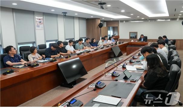 본문 이미지 - 공영항로 운영 준비 전사 점검 회의(한국해양교통안전공단 제공)