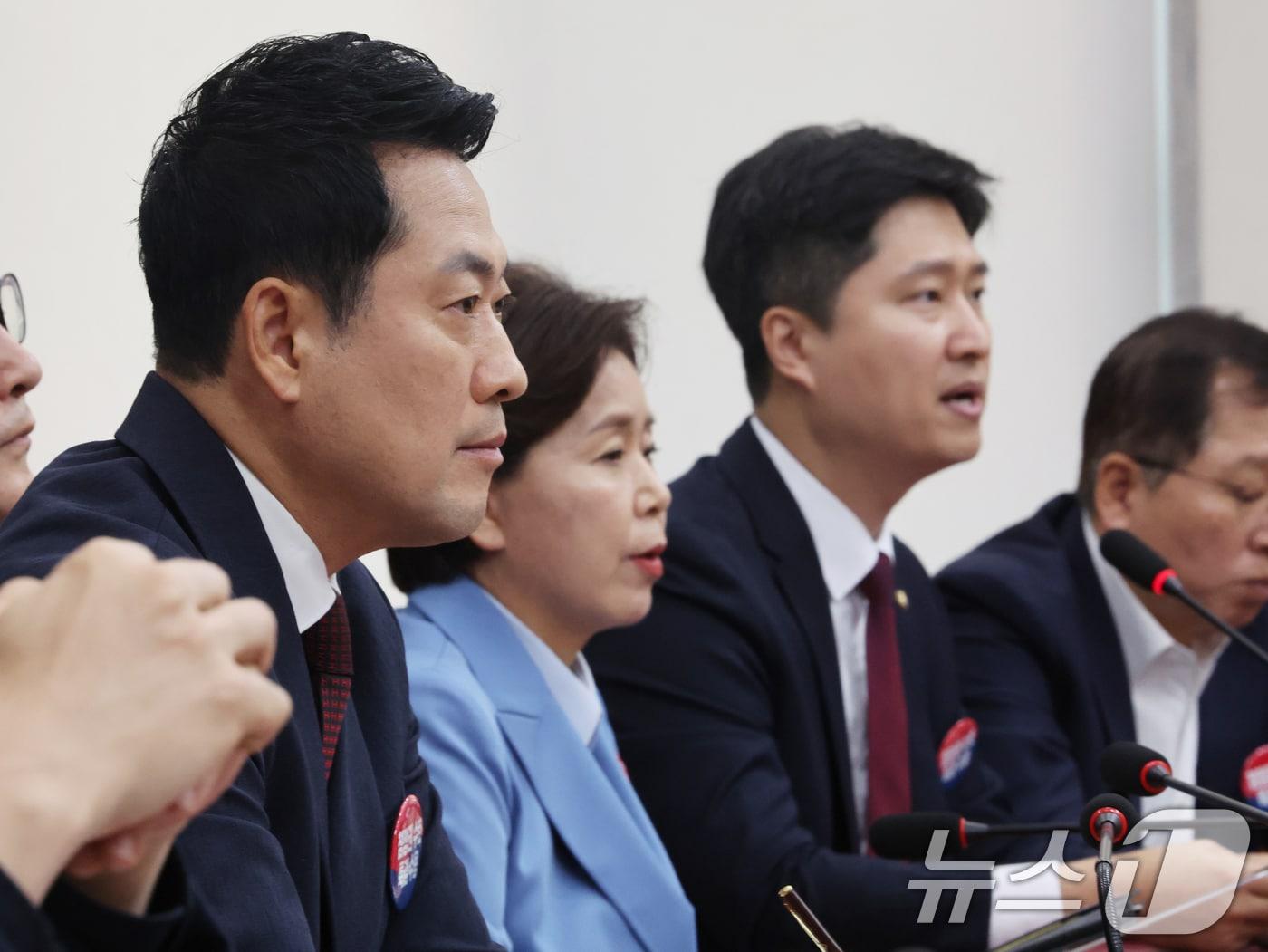 본문 이미지 - 장동혁 국민의힘 대표가 29일 오전 서울 여의도 국회에서 열린 최고위원회의에서 우재준 청년 최고위원의 모두발언을 듣고 있다. 이날 우 최고위원은 모두발언을 통해 장 대표의 사퇴를 공개 요구했다. 2026.6.29 ⓒ 뉴스1 황기선 기자