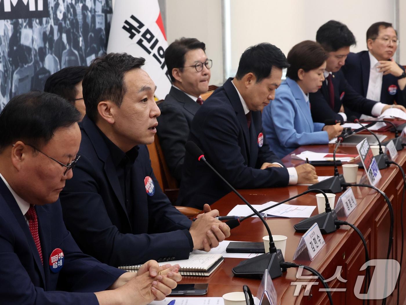 본문 이미지 - 29일 오전 서울 여의도 국회에서 열린 국민의힘 최고위원회의. 왼쪽부터 김재원·김민수 최고위원, 장동혁 대표, 신동욱· 양향자 ·우재춘 최고위원. 2026.6.29 ⓒ 뉴스1 황기선 기자