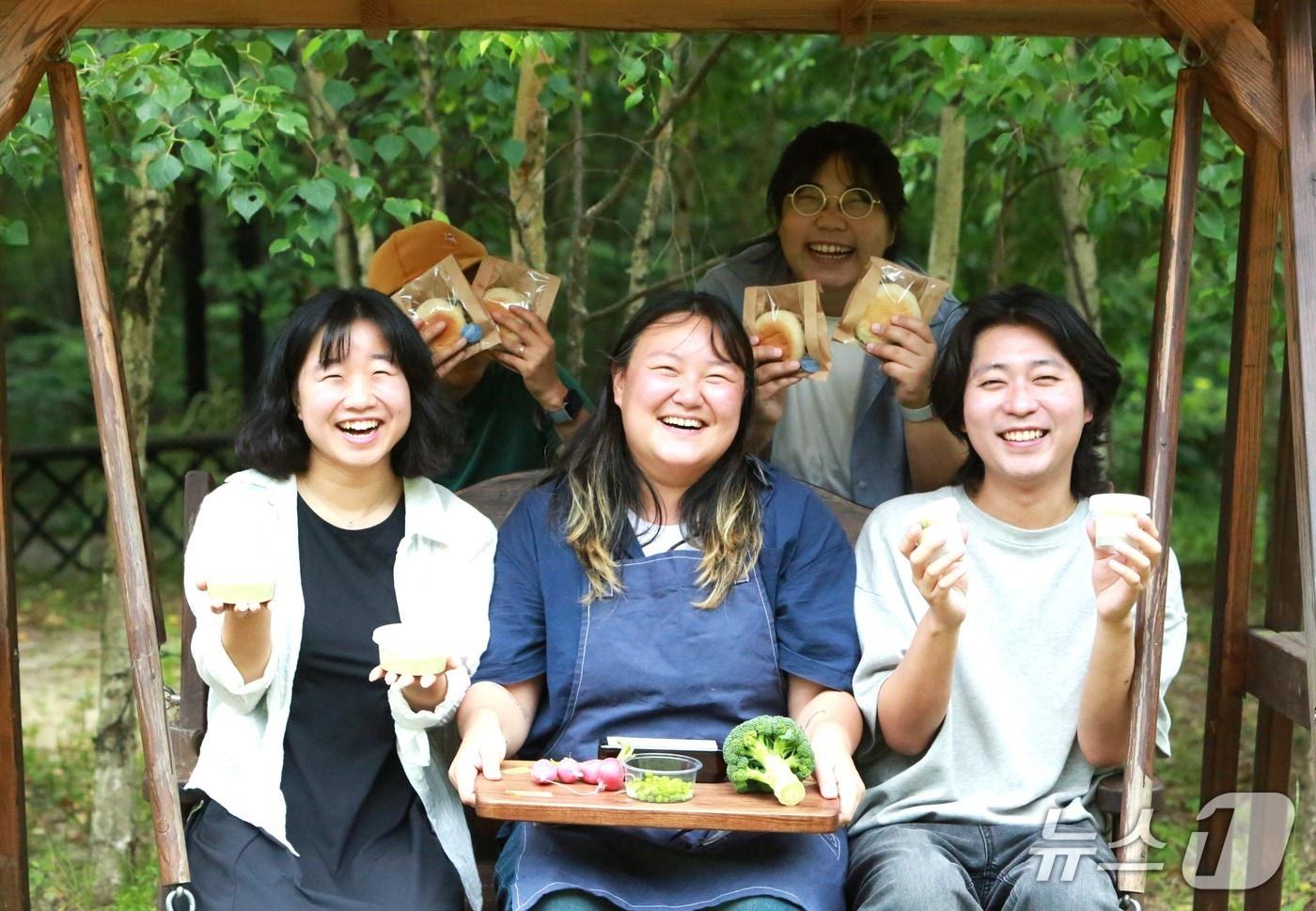 본문 이미지 -  충북 제천시 덕산면 월악산 자락 아래에서 만난 20~30대 MZ세대들이 지역민들과 상생하면 농촌마을에 활력을 주고 있다. ⓒ 뉴스1 손도언 기자