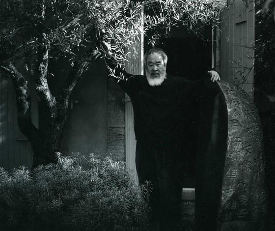 본문 이미지 - 드라기냥 작업실 입구에 선 김창열.(제주도립 김창열미술관 제공. 재판매 및 DB 금지)/뉴스1