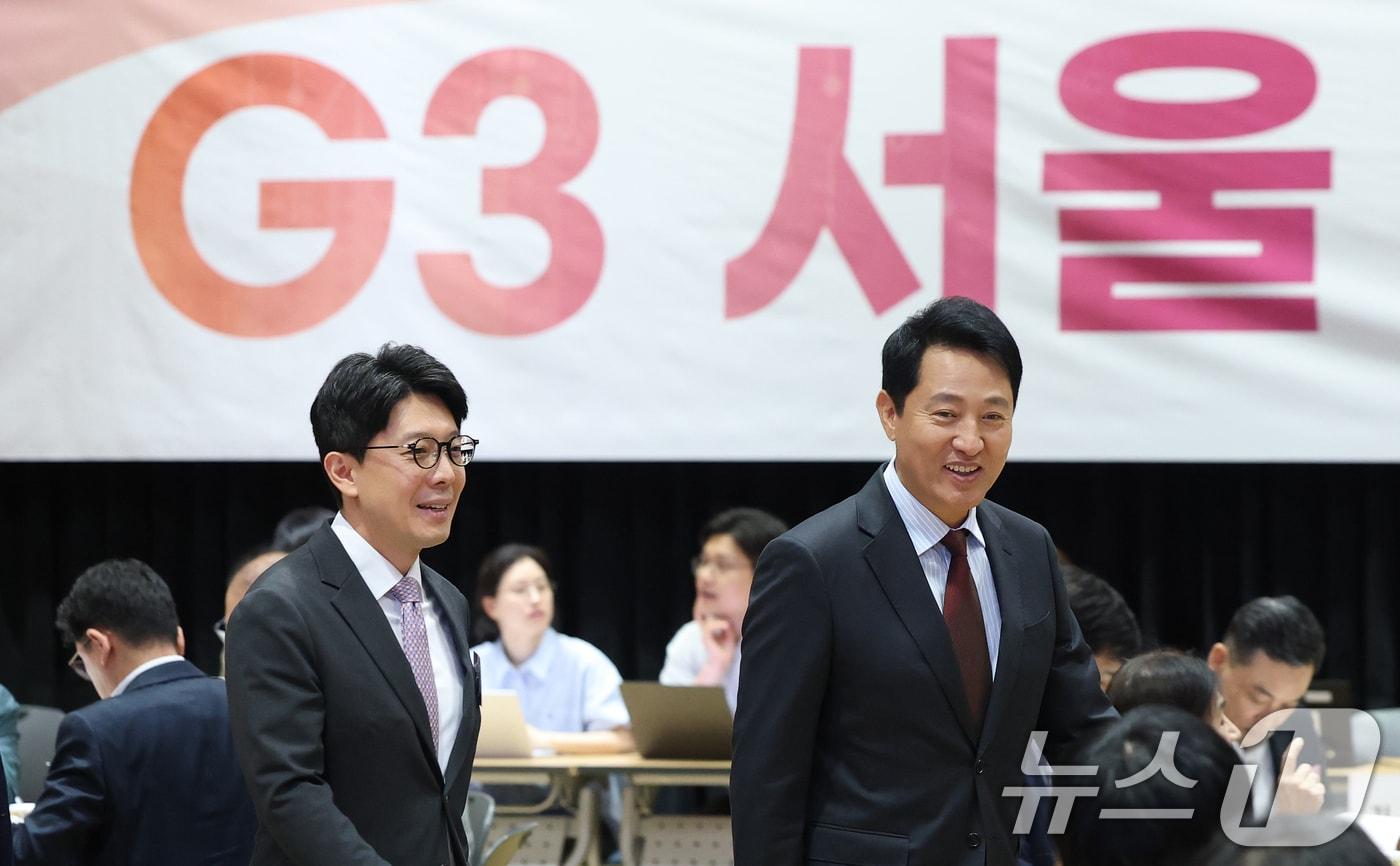 본문 이미지 - 오세훈 서울시장이 29일 오전 서울 중구 서울시청 다목적홀에서 열린 G3 서울 기획위원회 발대식에서 김병민 공동위원장과 나란히 입장하고 있다. G3 서울 기획위원회는 민선 9기 서울의 미래를 설계할 최상위 정책기획기구로, 서울을 글로벌 톱3 도시로 도약시키기 위한 'G3 서울플랜' 수립에 본격 착수한다. 2026.6.29 ⓒ 뉴스1 오대일 기자