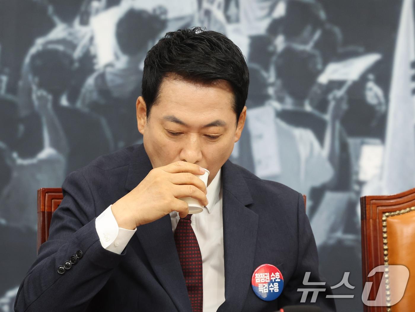 본문 이미지 - 장동혁 국민의힘 대표가 지난 29일 오전 서울 여의도 국회에서 열린 최고위원회의에서 물을 마시고 있다. 2026.6.29 ⓒ 뉴스1 황기선 기자