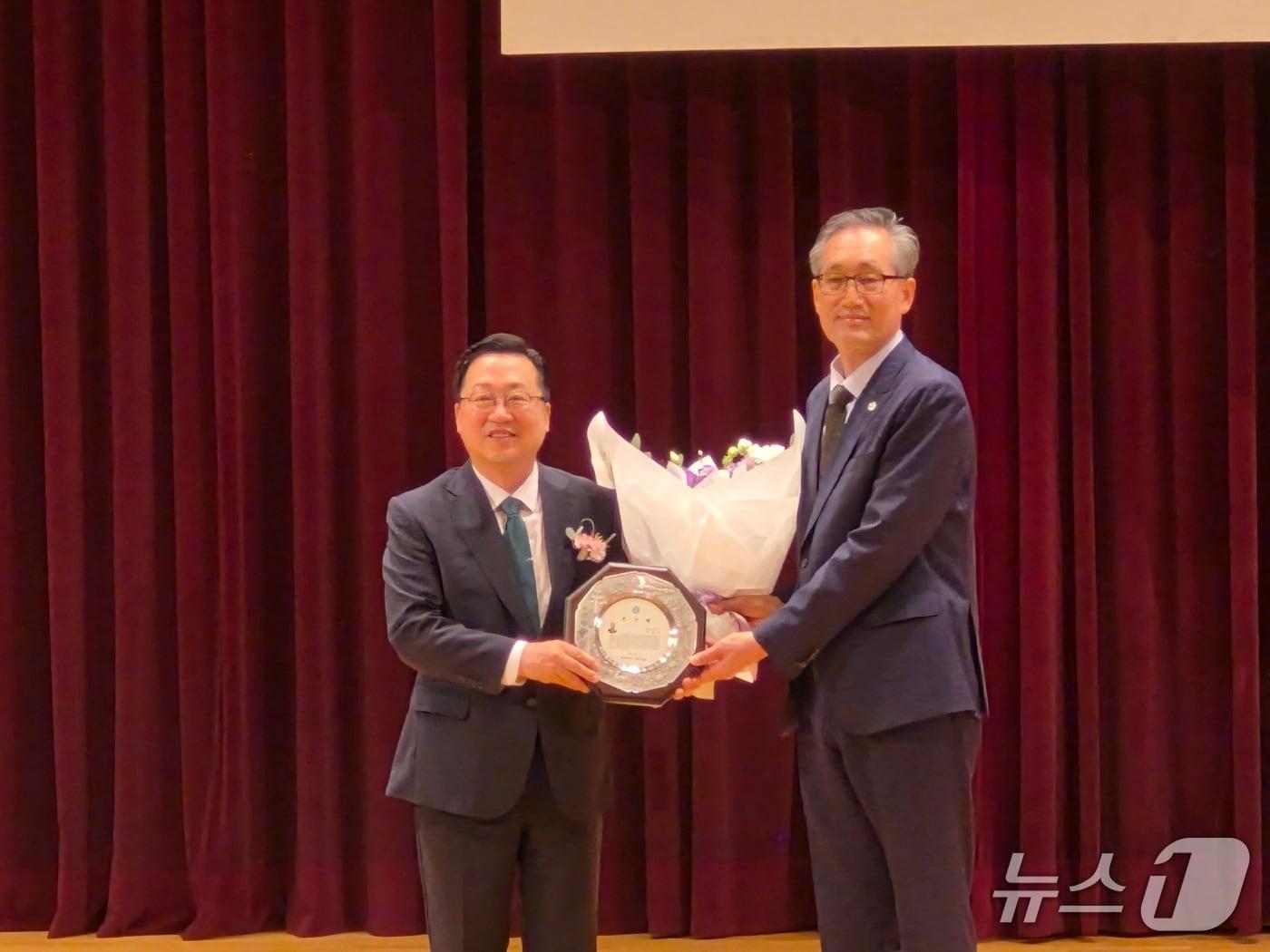 본문 이미지 - 이장우 대전시장이 29일 퇴임했다. 이날 오전 시청 대강당에서 열열린 퇴임식에서 유득원 행정부시장이 이 시장에게 감사패를 증정하고 있다. (박종명 기자) / 뉴스1