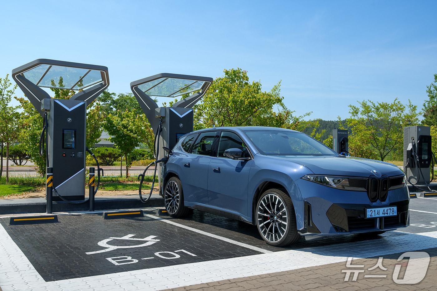 본문 이미지 - BMW 그룹 코리아가 국내 최초로 공용 '400㎾ 초급속 충전기'를 설치하고 본격적인 운영을 시작한다. 