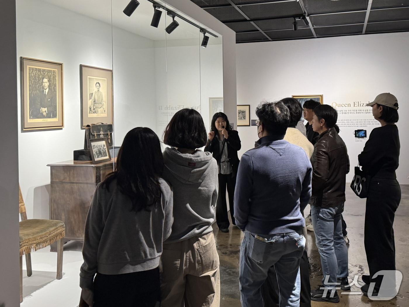 본문 이미지 - 울산 장생포문화창고 특별전 '퀸즈 컬렉션:브리티시 로열'을 관람하는 시민들.(울산 남구 제공. 재판매 및 DB금지)/뉴스1