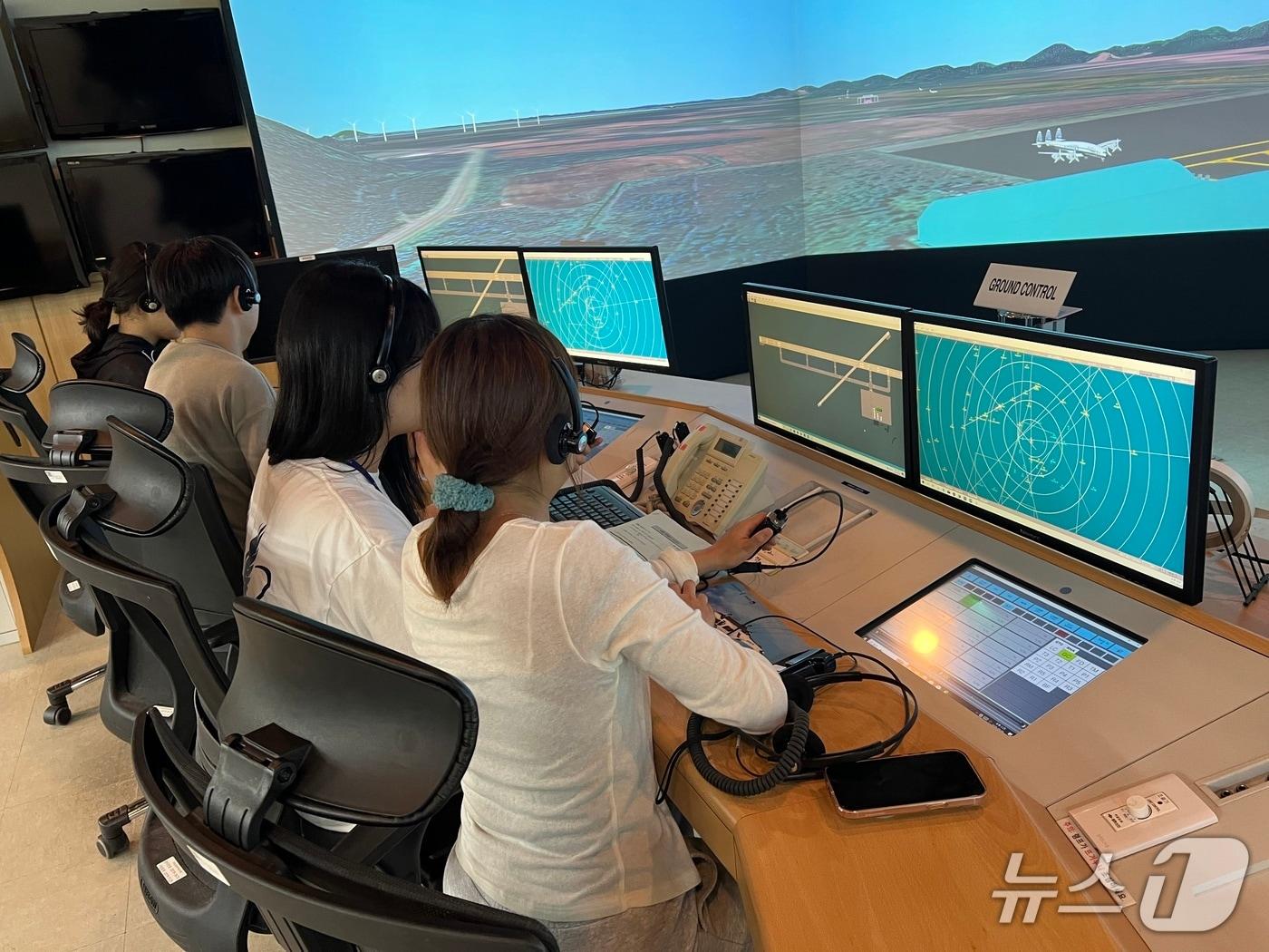 본문 이미지 - 한국항공대 여름방학 우주항공캠프에 참가한 학생들이 항공 관제 실습을 하고 있다. (항공대 제공, 재판매 및 DB금지)