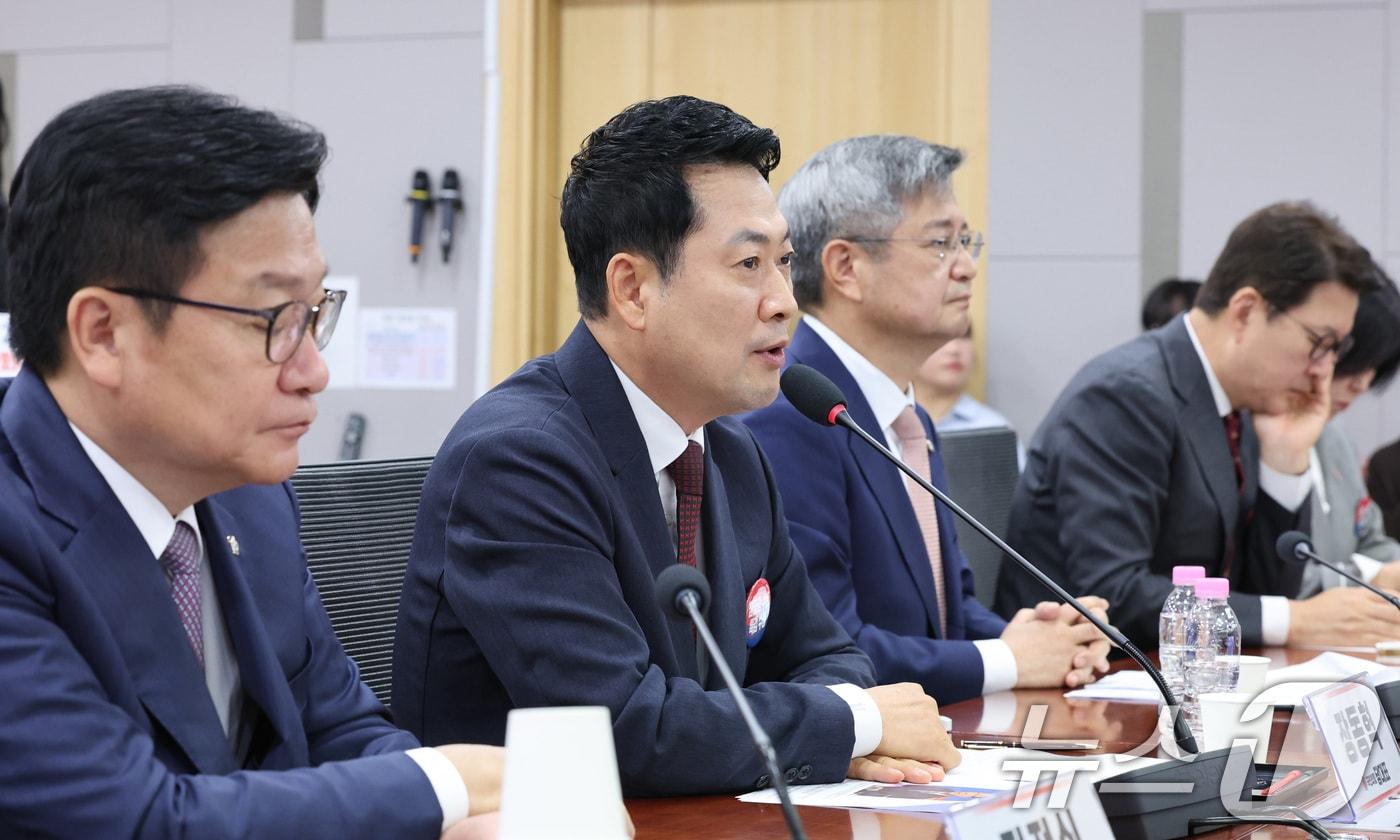 본문 이미지 - 장동혁 국민의힘 대표가 29일 서울 여의도 국회 의원회관에서 열린 '올공 2030 청년들에게 주권 회복 해결책을 묻다' 국민의힘 대외협력위원회 청년주권포럼 출범식 좌담회에서 인사말을 하고 있다. 2026.6.29 ⓒ 뉴스1 신웅수 기자