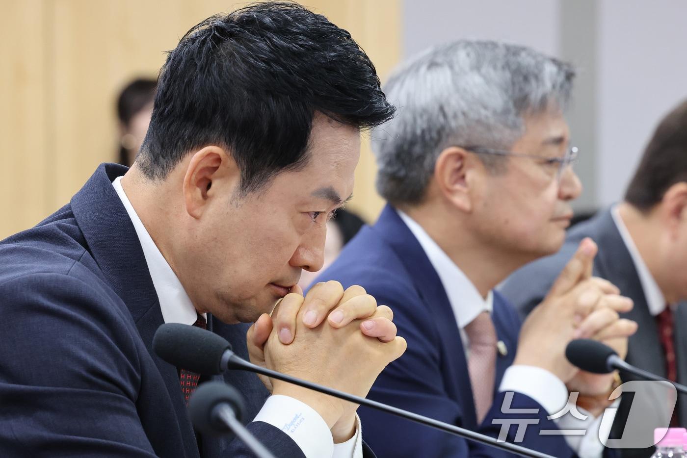 본문 이미지 - 장동혁 국민의힘 대표가 29일 서울 여의도 국회 의원회관에서 열린 '올공 2030 청년들에게 주권 회복 해결책을 묻다' 국민의힘 대외협력위원회 청년주권포럼 출범식 좌담회에서 생각에 잠겨 있다. 2026.6.29 ⓒ 뉴스1 신웅수 기자