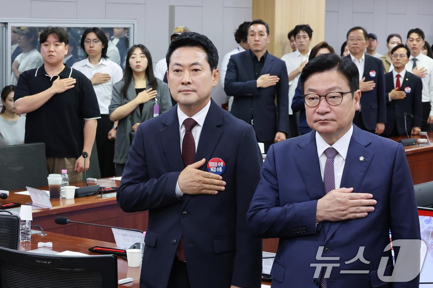 본문 이미지 - 장동혁 국민의힘 대표와 정점식 원내대표가 29일 서울 여의도 국회 의원회관에서 열린 '올공 2030 청년들에게 주권 회복 해결책을 묻다' 국민의힘 대외협력위원회 청년주권포럼 출범식 좌담회에서 국민의례를 하고 있다. 2026.6.29 ⓒ 뉴스1 신웅수 기자
