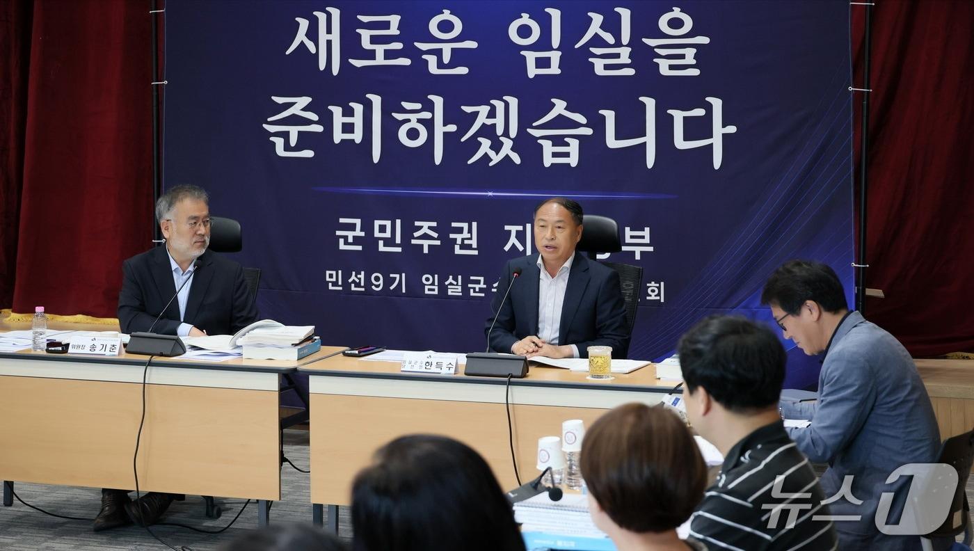 본문 이미지 - 한득수 전북 임실군수 당선인(오른쪽)과 송기춘 군수직 인수위원장이 업무보고를 받고 있다.(임실군제공, 재판매 및 DB금지)2026.6.29/뉴스1 