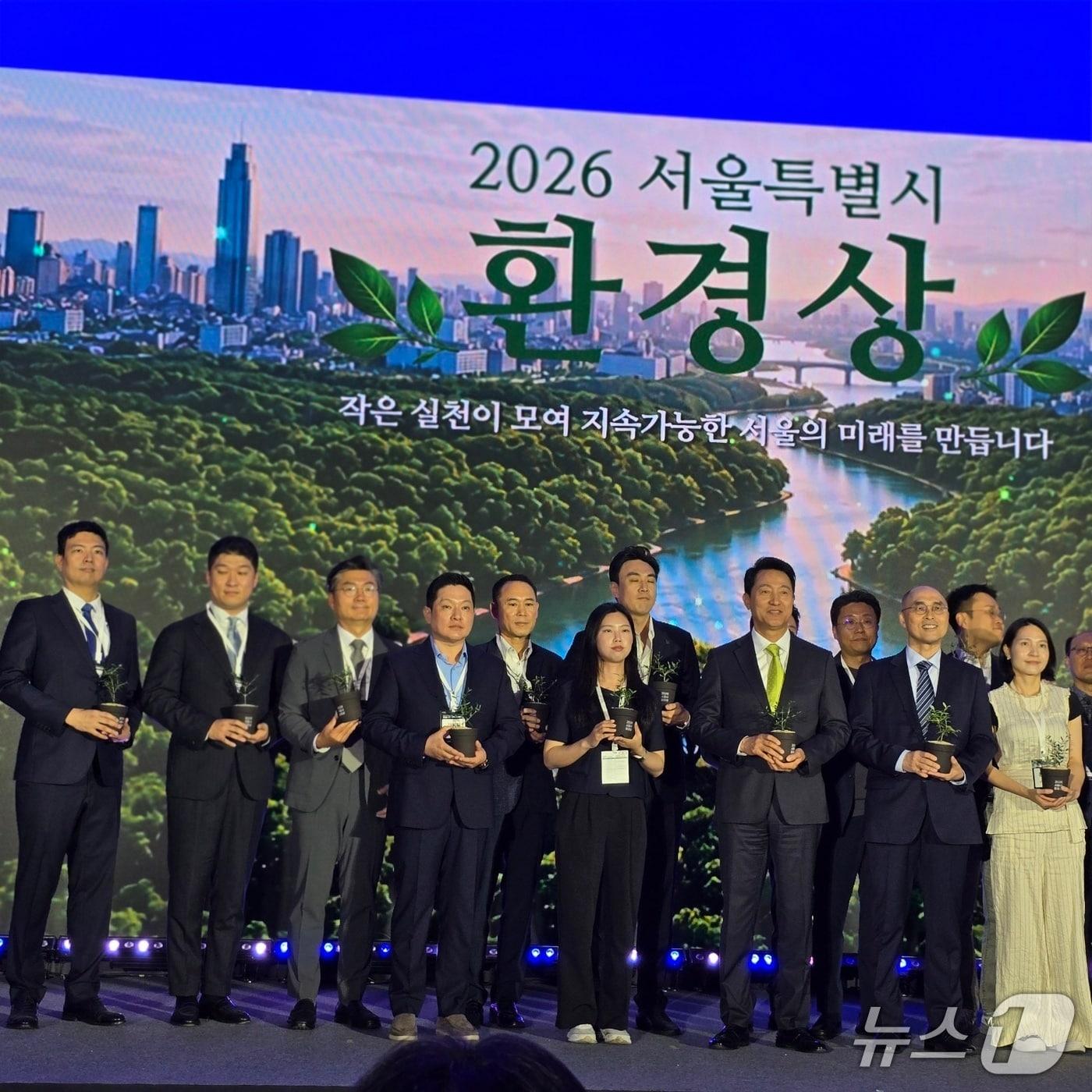 본문 이미지 - 어스아너는 최근 2026 서울기후테크컨퍼런스 제30회 서울특별시 환경상 시상식에 친환경 상패를 제작·납품했다. (어스아너 제공.재판매 및 DB금지)/뉴스1