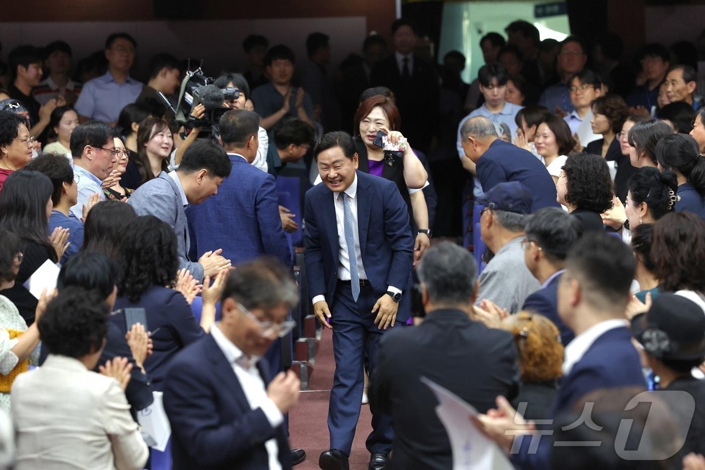 본문 이미지 - 지난 6월 29일 김관영 당시 전북도지사가 전북특별자치도청 3층 공연장에서 열린 이임식장에 들어서고 있다. 2026.6.29 ⓒ 뉴스1 유경석 기자