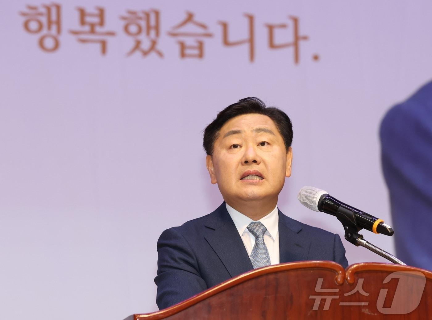 본문 이미지 - 김관영 전북특별자치도지사가 29일 전북 전주시 전북특별자치도청 3층 공연장에서 열린 이임식에서 이임사를 하고 있다. 2026.6.29 ⓒ 뉴스1 유경석 기자