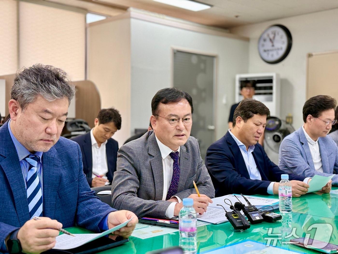 본문 이미지 - 김봉곤 군산시장 인수TF 간사(사진 왼쪽에서 두번째)가 20일간의 활동성과에 대해 밝히고 있다. 2026.6.29 ⓒ 뉴스1 김재수 기자