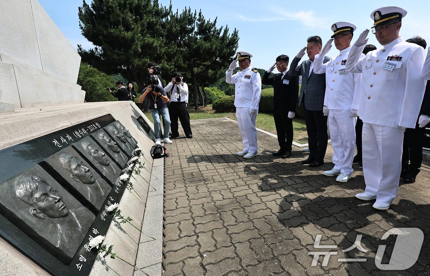 본문 이미지 - 지난달 29일 경기 평택 2함대사령부에서 열린 '제2연평해전 승전 24주년 기념행사'에서 참전장병들이 전사자 조각상에 경례하고 있다. (공동취재) 2026.6.29 ⓒ 뉴스1 김영운 기자