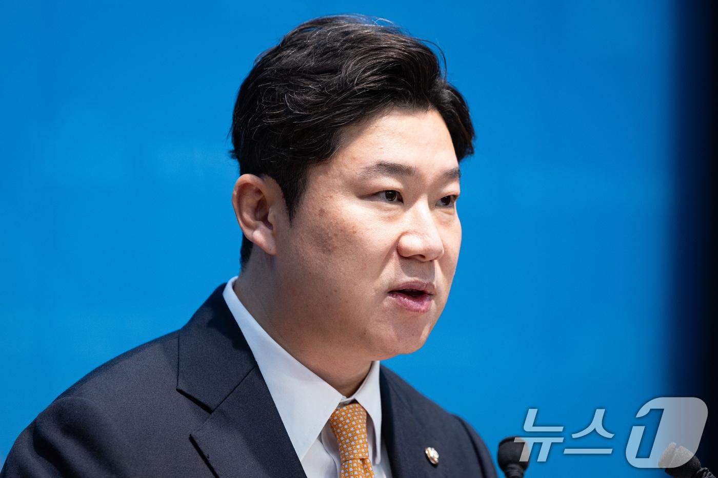 본문 이미지 - 진종오 국민의힘 의원이 29일 서울 여의도 국회 소통관에서 축구협회 관련 기자회견을 하고 있다. 2026.6.29 ⓒ 뉴스1 유승관 기자