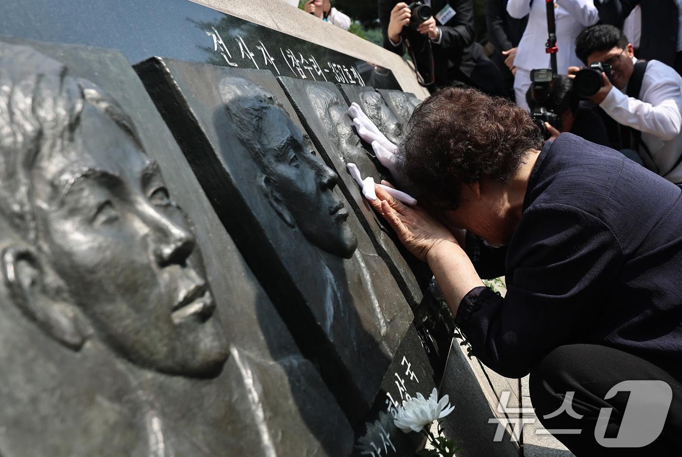 본문 이미지 - 29일 경기 평택 2함대사령부에서 열린 '제2연평해전 승전 24주년 기념행사'에서 고 조천형 상사의 조각상을 어머니가 어루만지고 있다. (공동취재) 2026.6.29 ⓒ 뉴스1 김영운 기자
