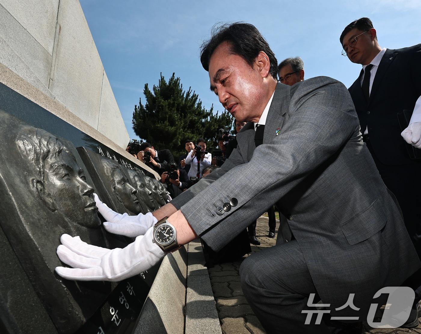 본문 이미지 - 안규백 국방부 장관이 지난달 29일 경기 평택 2함대사령부에서 열린 '제2연평해전 승전 24주년 기념행사'에서 전사자 조각상을 어루만지고 있다. (공동취재) 2026.6.29 ⓒ 뉴스1 김영운 기자