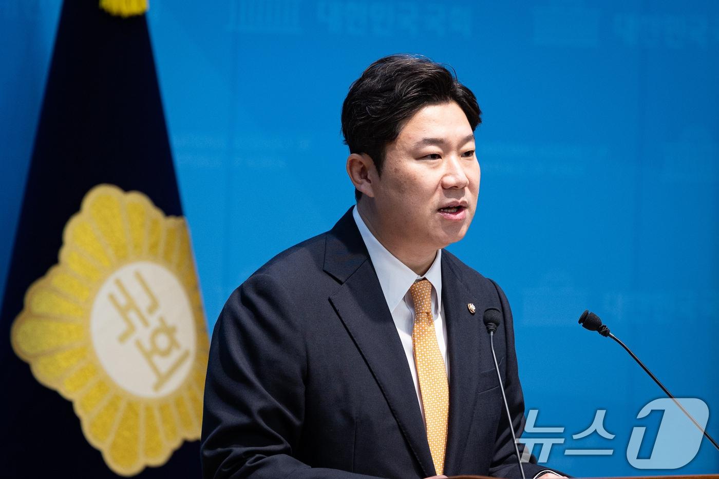 본문 이미지 - 진종오 국민의힘 의원이 29일 서울 여의도 국회 소통관에서 축구협회 관련 기자회견을 하고 있는 모습. 2026.6.29 ⓒ 뉴스1 유승관 기자