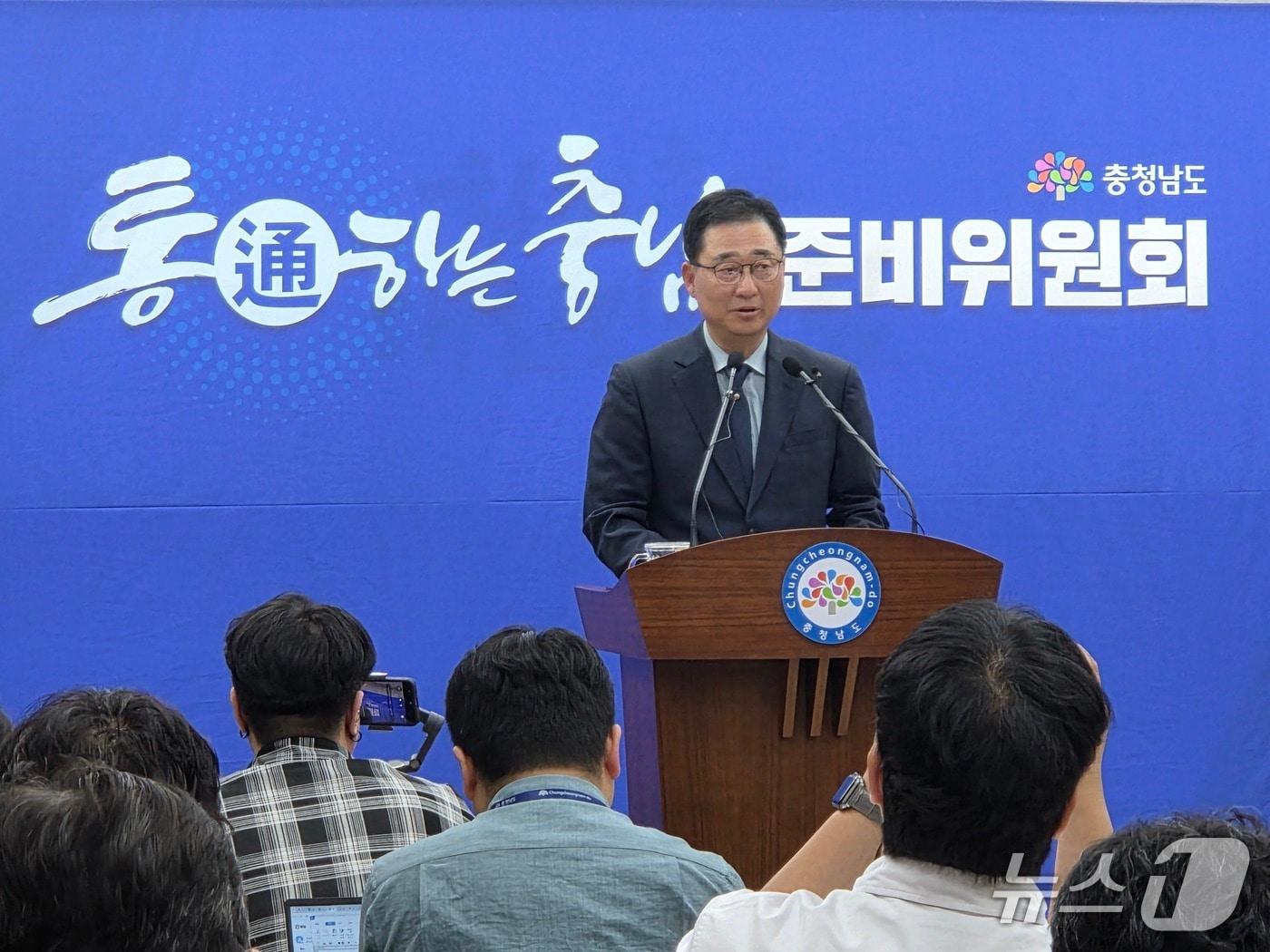 본문 이미지 - 김선태 박수현 충남지사 당선인 대변인이 도청 프레스센터에서 브리핑을 하고 있다.2026.6.29/뉴스1
