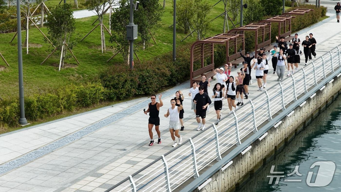 본문 이미지 - 지난 27일 북항친수공원 등에서 진행된 '북항 프롬나드 러닝행사' 모습 (BPA 제공. 재판매 및 DB금지)