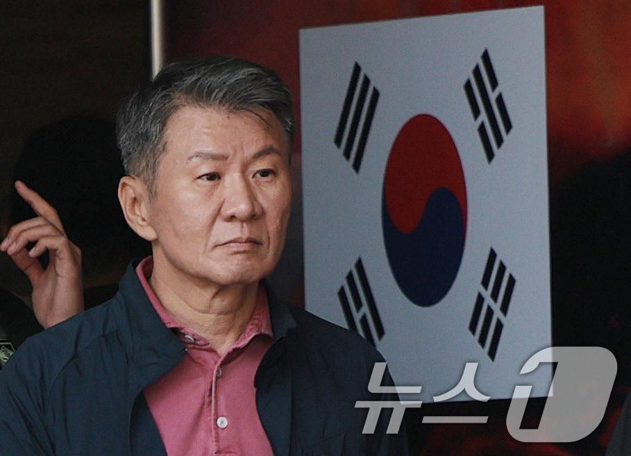 본문 이미지 - 정몽규 축구협회장이 28일(현지시간) 멕시코 할리스코 과달라하라에 위치한 대표팀 숙소를 나서고 있다. 2026.6.29 ⓒ 뉴스1 박지혜 기자