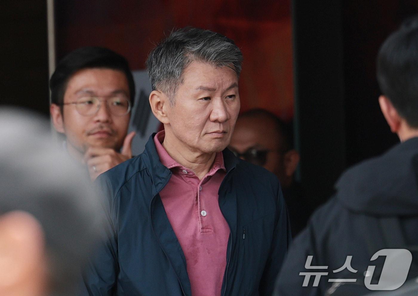 본문 이미지 - 정몽규 대한축구협회장이 28일(현지시간) 멕시코 할리스코 과달라하라에 위치한 대표팀 숙소를 나서고 있다. 2026.6.29 ⓒ 뉴스1 박지혜 기자