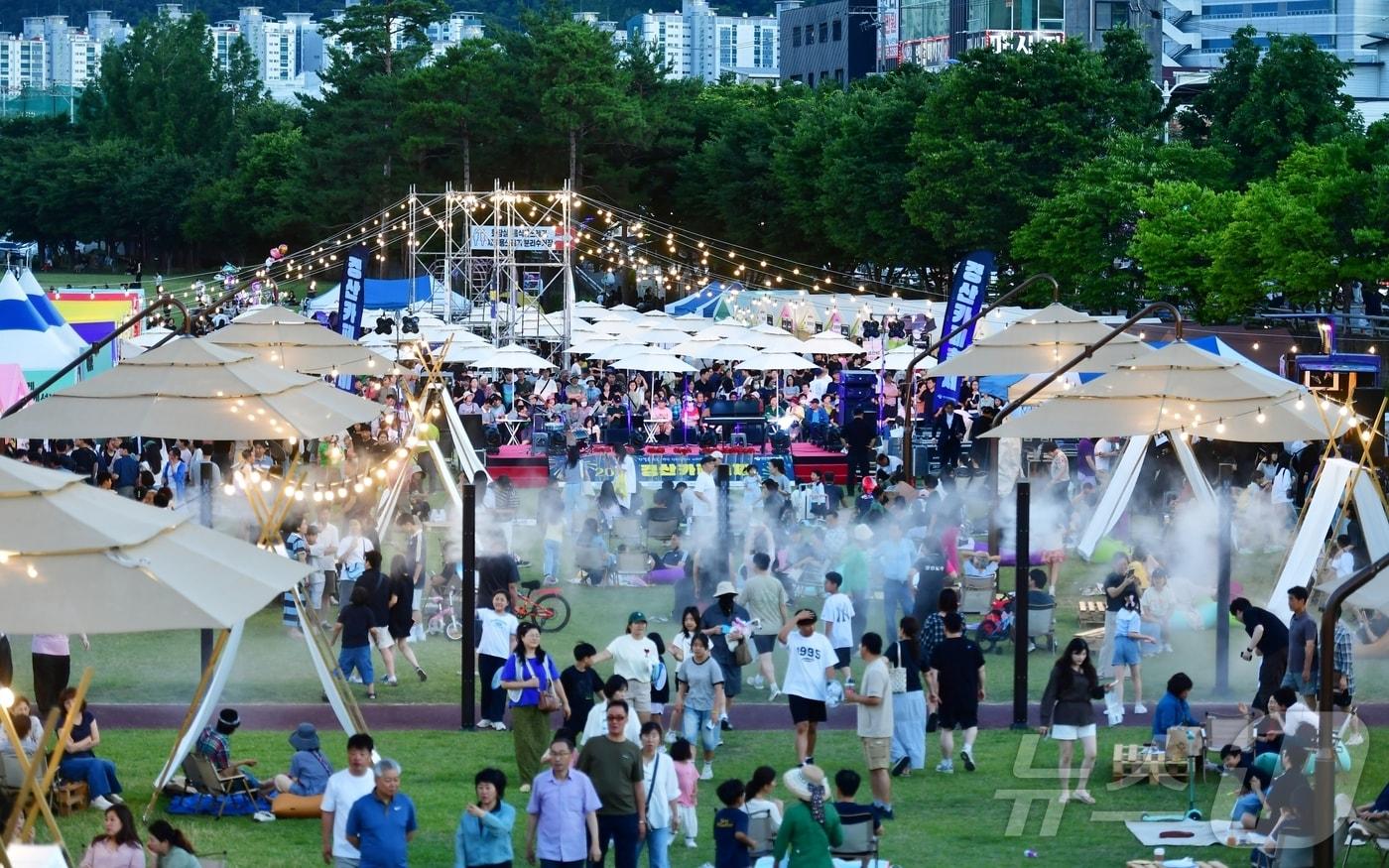 본문 이미지 - 지난 27~28일 경산 남천 둔치 일원에서 열린 경산 카페축제에 참여한 시민들이 즐거운 시간을 보내고 있다. (경산시 제공. 재판매 및 DB금지) ⓒ 뉴스1 정우용 기자