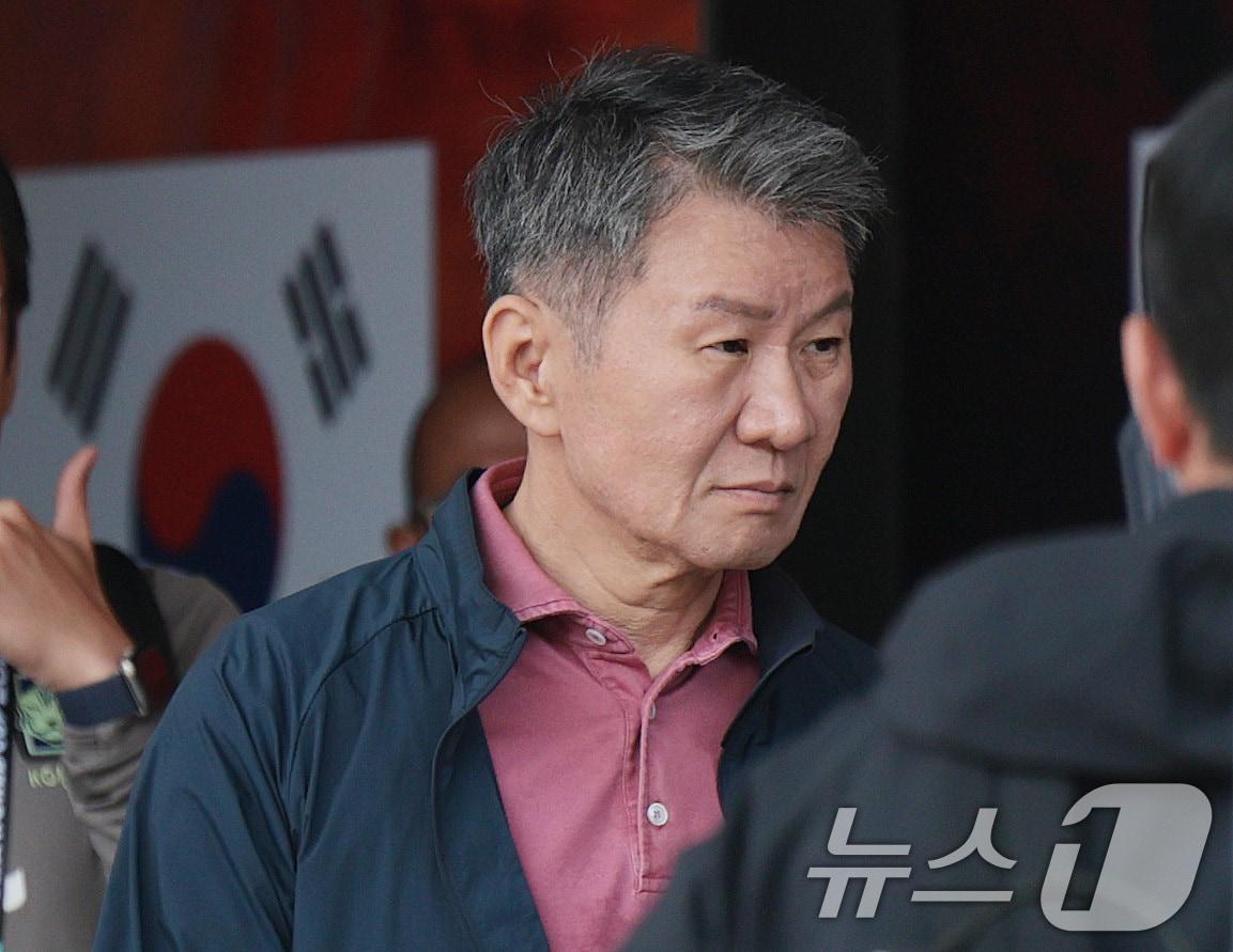 본문 이미지 - 정몽규 대한축구협회장이 28일(현지시간) 멕시코 할리스코 과달라하라에 위치한 대표팀 숙소를 나서고 있다. 2026.6.29 ⓒ 뉴스1 박지혜 기자