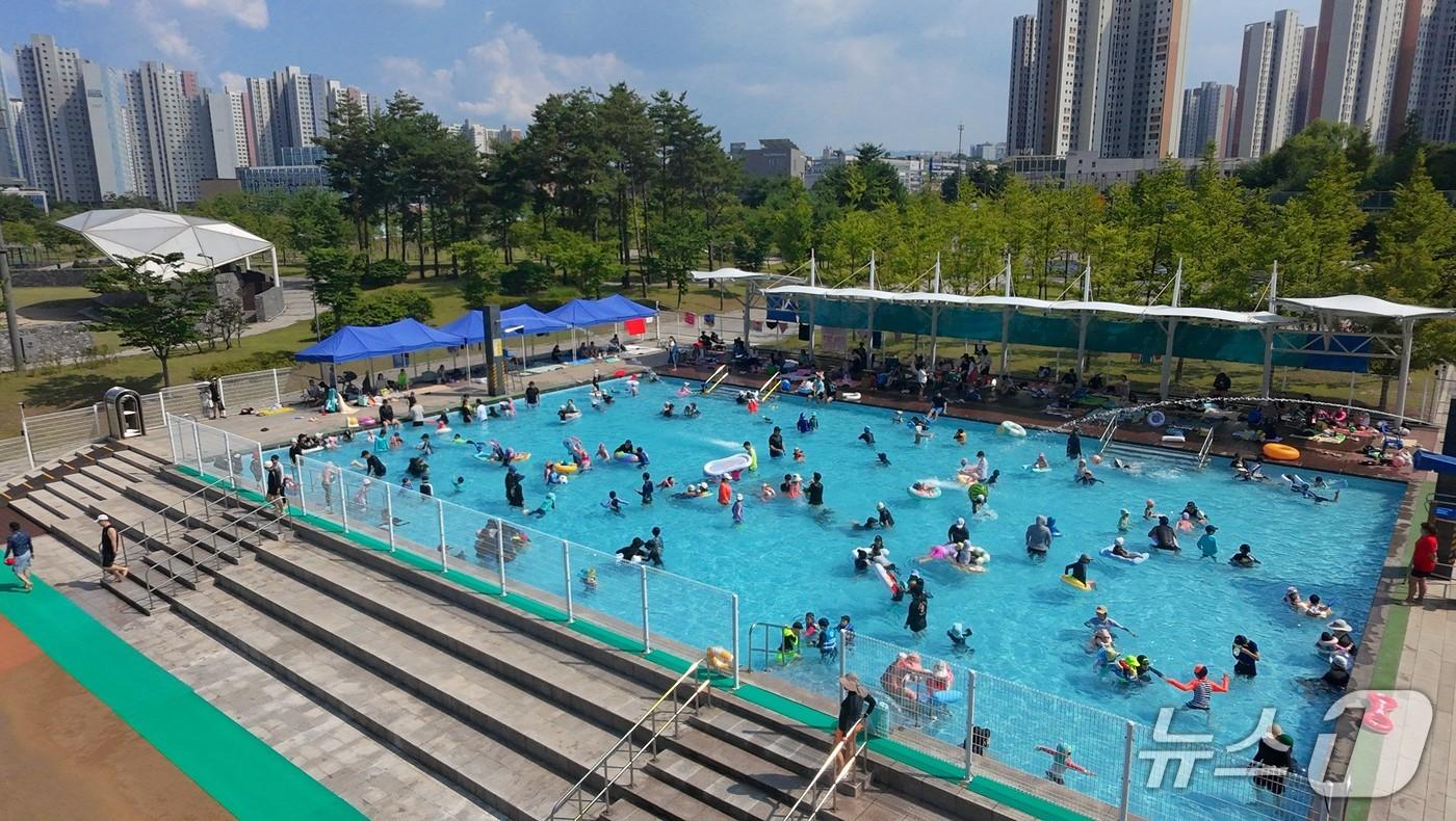 본문 이미지 - 28일 경기 하남시 미사호수공원 어린이 물놀이장에서 시민들이 물놀이를 하고 있다.(하남시 제공. 재판매 및 DB 금지)/뉴스1 