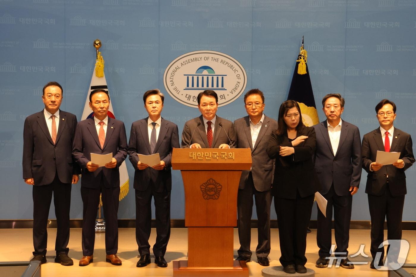 본문 이미지 - 국민의힘 충청권 국회의원 및 시도지사 일동은 29일 국회 소통관에서 기자회견을 열고 “반도체 정치질로 국가의 운명이 달린 반도체 산업을 망치지 말라”며 이재명 정부의 호남 반도체 투자 일방적 발표를 비판했다.(성 의원실 제공. 재판매 및 DB금지)/뉴스1
