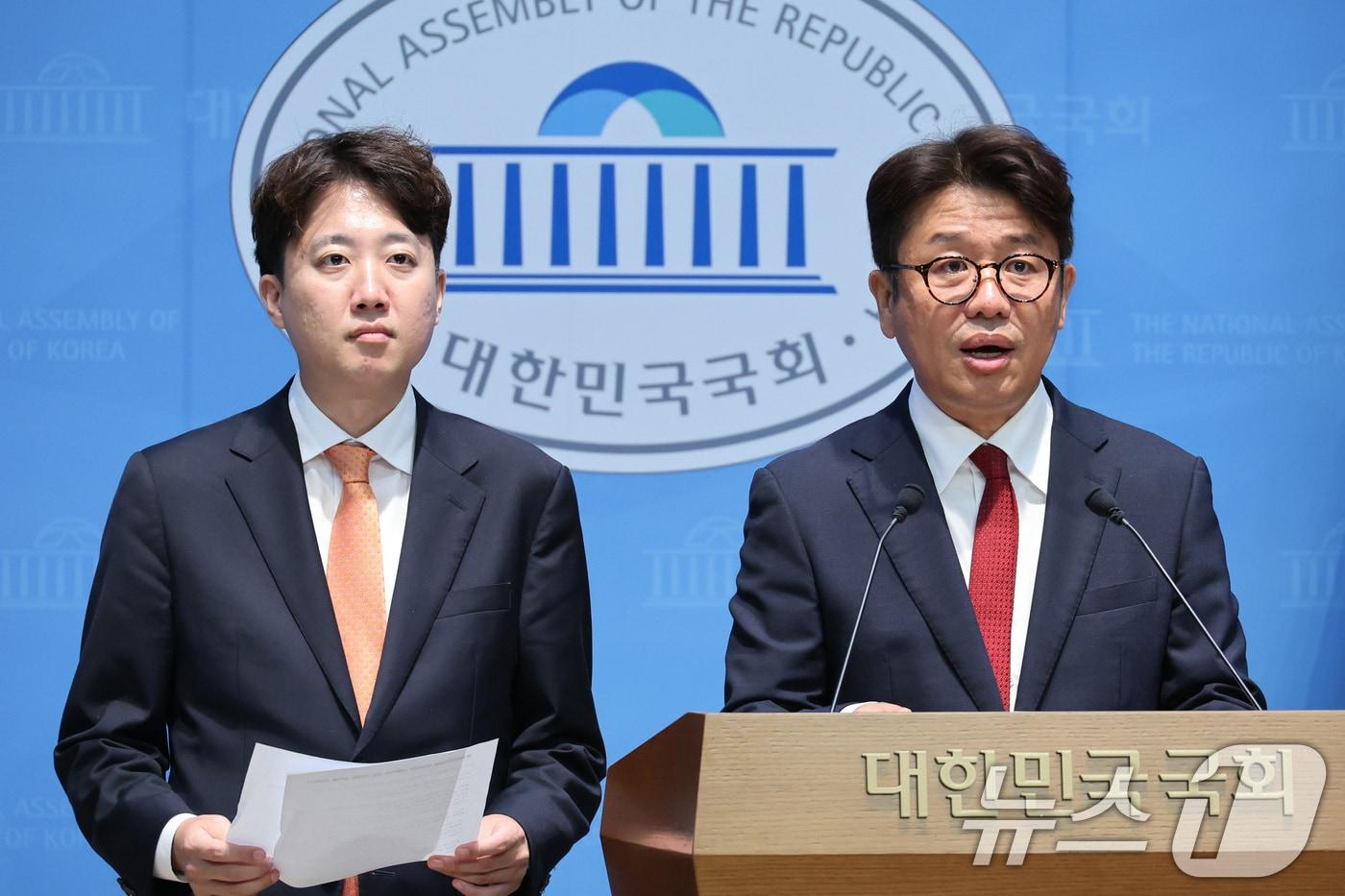 본문 이미지 - 이준석 개혁신당 대표와 유의동 국민의힘 의원이 29일 서울 여의도 국회 소통관에서 정부의 대규모 호남 반도체 투자 계획과 관련해 기자회견을 하고 있다. 2026.6.29 ⓒ 뉴스1 신웅수 기자
