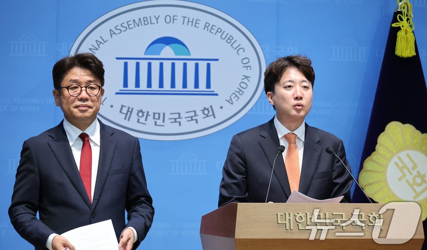 본문 이미지 - 이준석 개혁신당 대표와 유의동 국민의힘 의원이 지난 29일 서울 여의도 국회 소통관에서 정부의 대규모 호남 반도체 투자 계획과 관련해 기자회견을 하고 있다. 2026.6.29 ⓒ 뉴스1 신웅수 기자