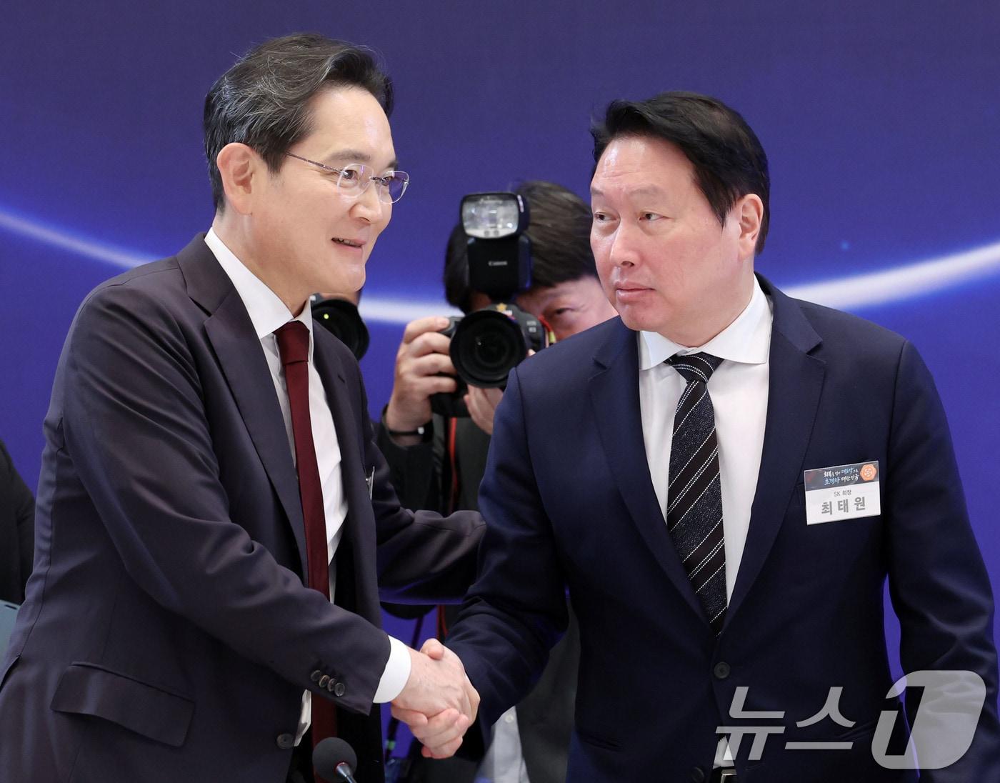 본문 이미지 - 이재용 삼성전자 회장과 최태원 SK그룹 회장이 29일 청와대 영빈관에서 열린 대한민국 대도약 3대 메가프로젝트 국민보고회에서 인사를 나누고 있다. 2026.6.29 ⓒ 뉴스1 허경 기자