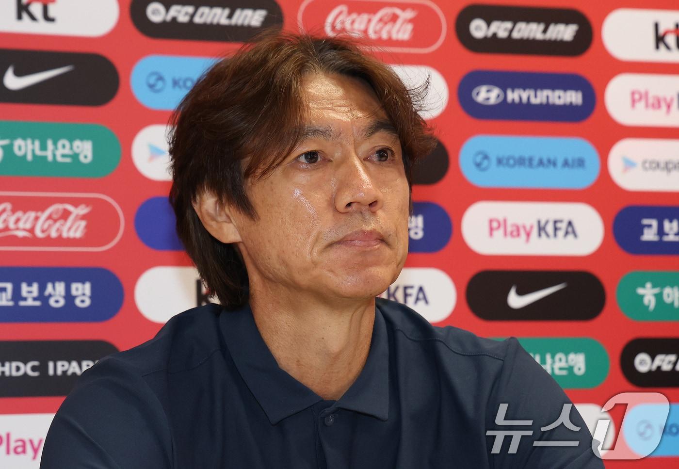 본문 이미지 - 한국 축구 국가대표팀 홍명보 감독이 28일(현지시간) 멕시코 과달라하라 인근 사포판 치바스 바예 베르데 훈련장에 마련된 베이스캠프에서 열린 월드컵 결산 기자회견에서 부진에 대한 책임을 지고 감독직에서 물러나겠다는 뜻을 밝히고 있다. 2026.6.29 ⓒ 뉴스1 박지혜 기자