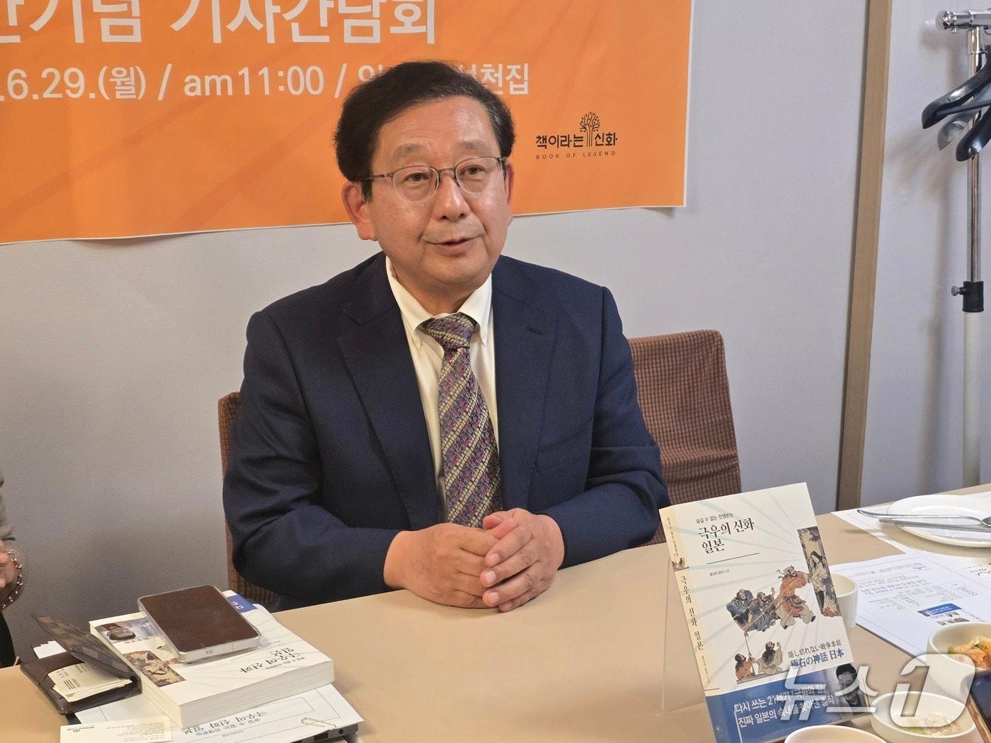 본문 이미지 - 29일 호사카 교수가 서울 인사동 모처에서 신간 '극우의 신화 일본' 출간 기념 기자간담회에서 책의 집필 의도를 설명하고 있다. ⓒ 뉴스1 김정한 기자