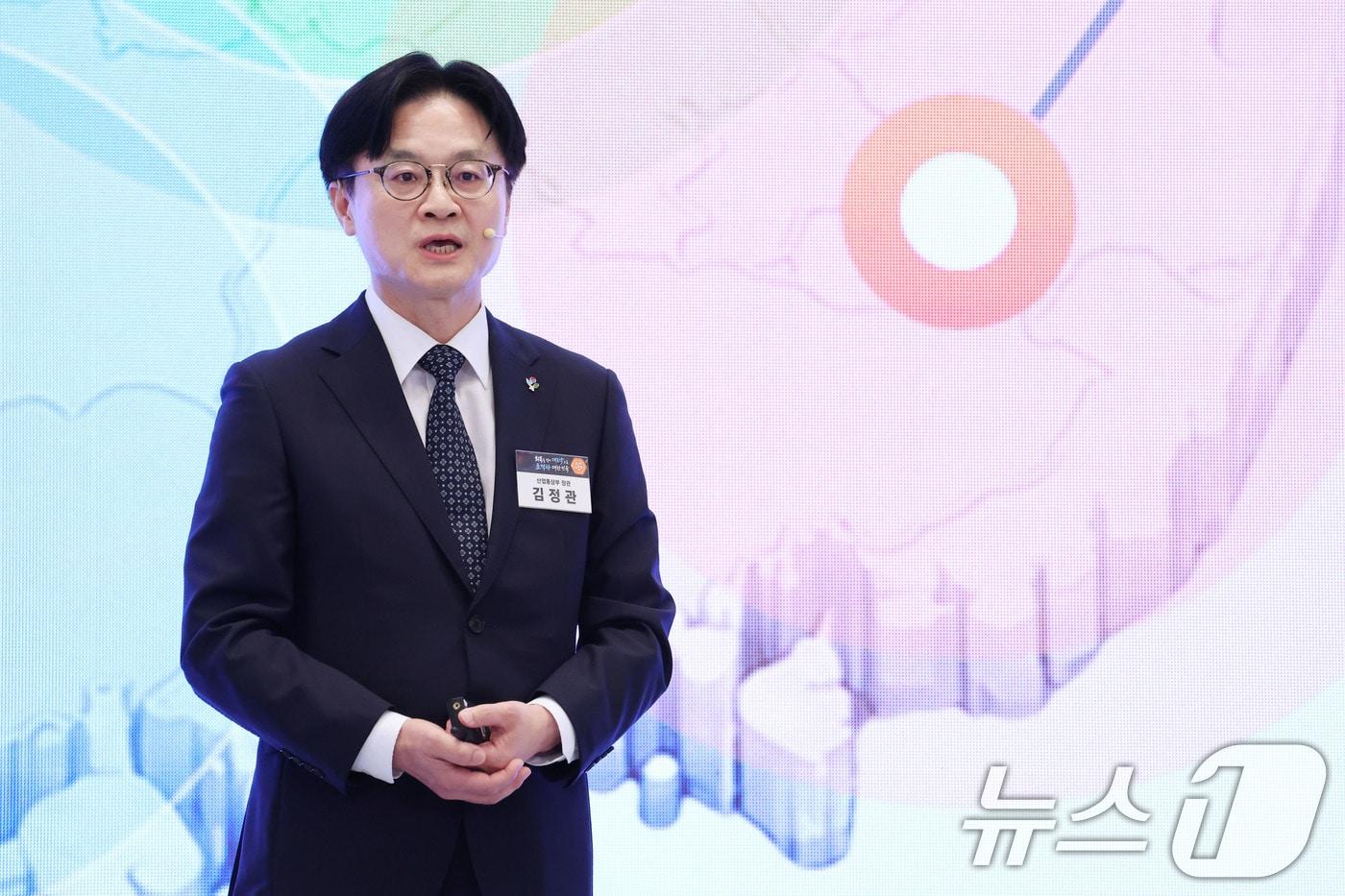 본문 이미지 - 김정관 산업통상부 장관이 29일 청와대 영빈관에서 열린 대한민국 대도약 3대 메가프로젝트 국민보고회에서 산업 대도약 비전과 성장전략, 반도체2.0, 피지컬 AI 관련 발표하고 있다. 2026.6.29 ⓒ 뉴스1 허경 기자