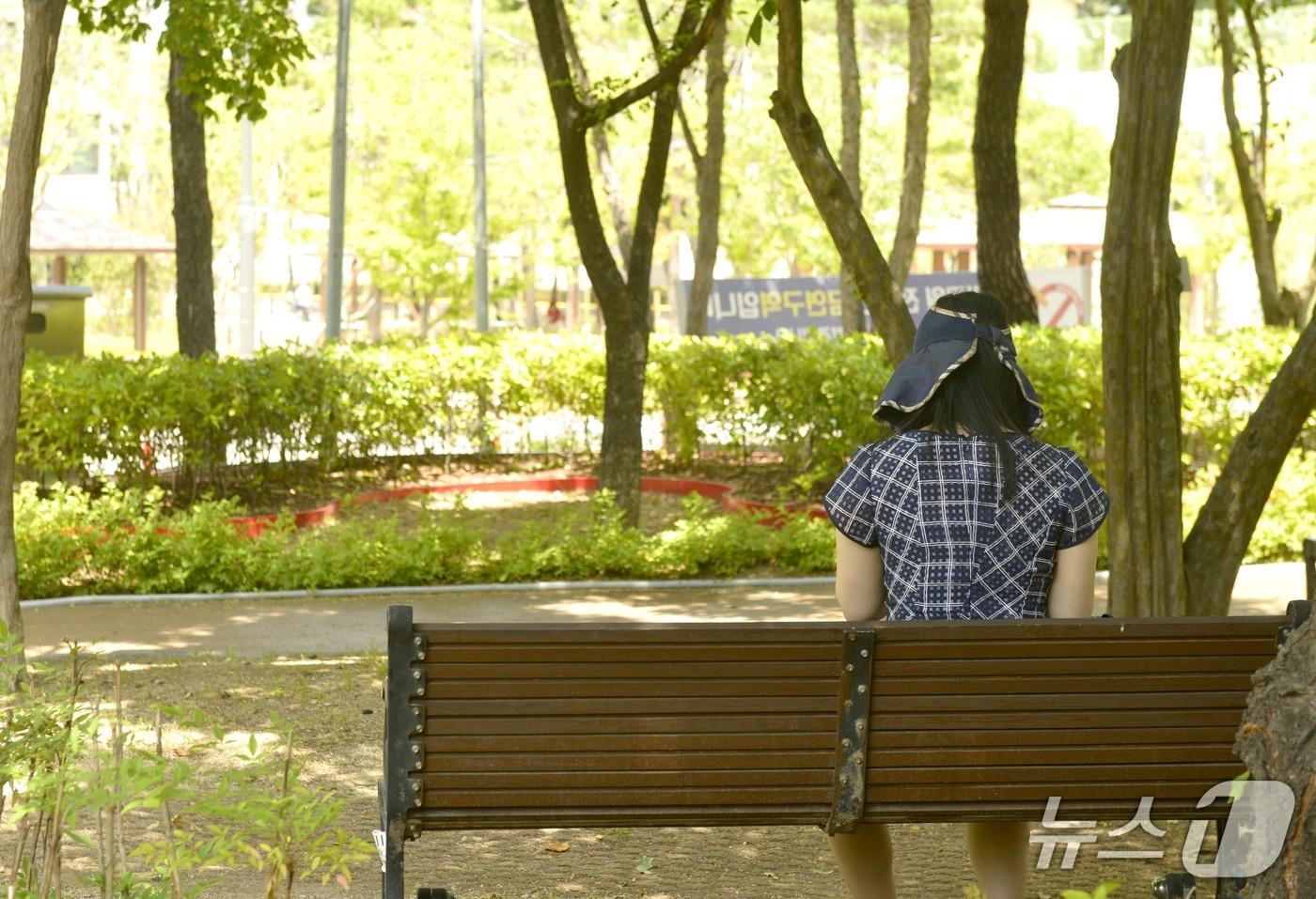 본문 이미지 - 29일 오후 대구 서구청 인근 공원에서 한 시민이 벤치에 앉아 나무 아래서 더위를 식히고 있다.2026.6.29 ⓒ 뉴스1 이성덕 기자