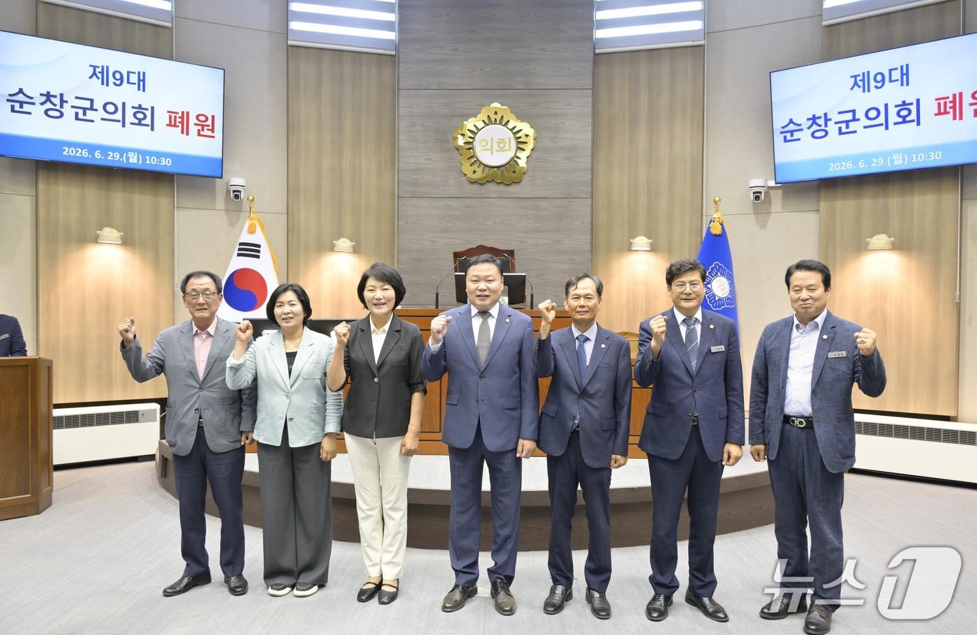 본문 이미지 - 29일 전북 순창군의회에서 폐원식이 개최된 가운데 의원 전원이 기념 촬영을 하고 있다.(순창군의회 제공. 재판매 및 DB금지)/뉴스1 