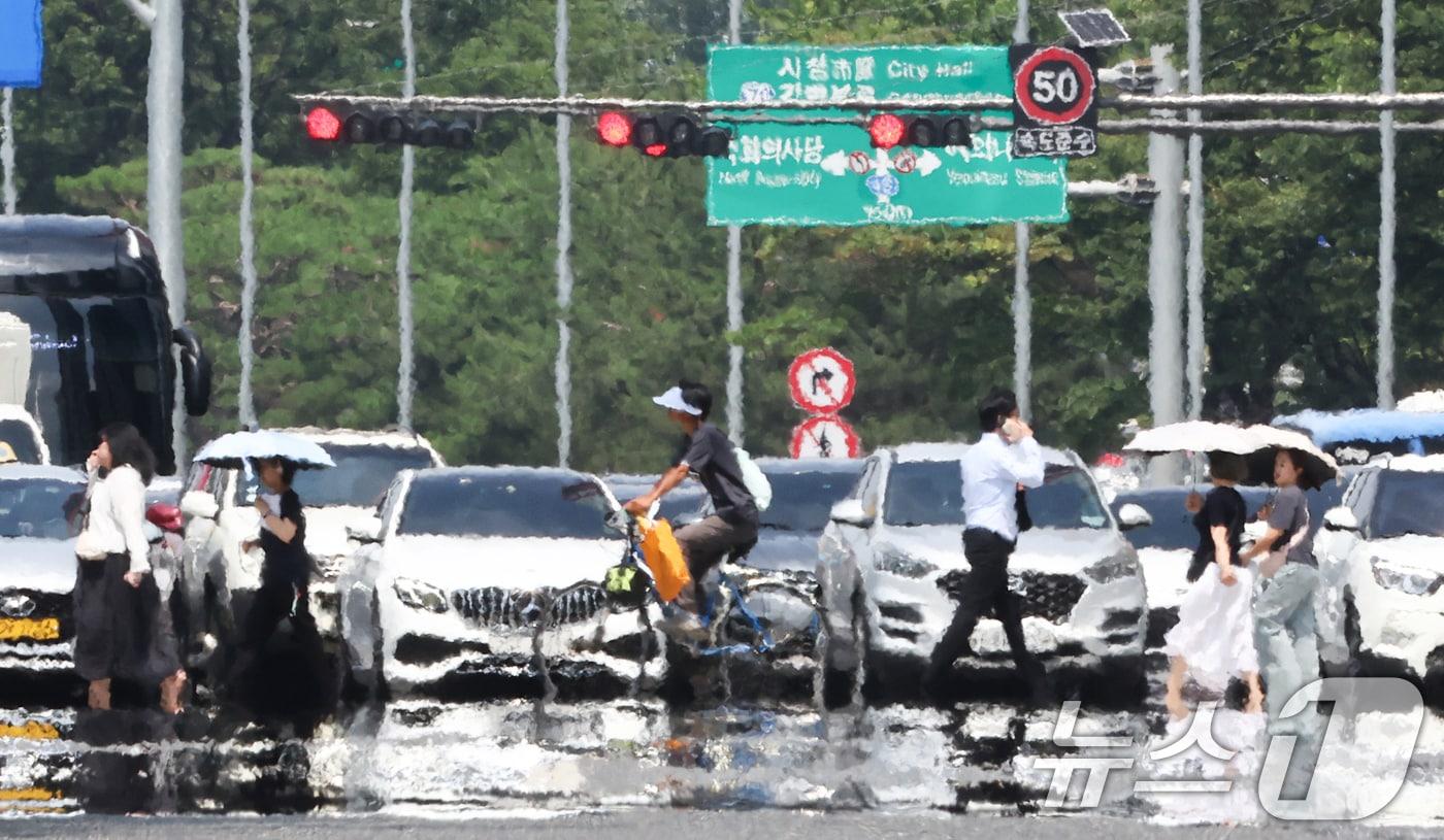 본문 이미지 - 서울 낮 최고기온이 30도를 웃돌며 수도권에 폭염주의보가 발령된 29일 서울 영등포구 여의도 일대에 뜨겁게 달궈진 아스팔트 위로 아지랑이가 피어오르고 있다. 2026.6.29 ⓒ 뉴스1 최지환 기자