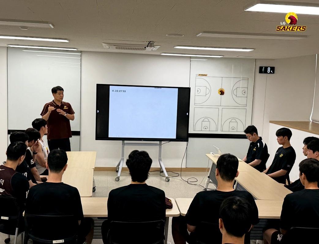 본문 이미지 - 지난 시즌 프로농구 정규리그 우승팀 창원 LG가 새 시즌 준비에 돌입했다.(창원 LG 제공)
