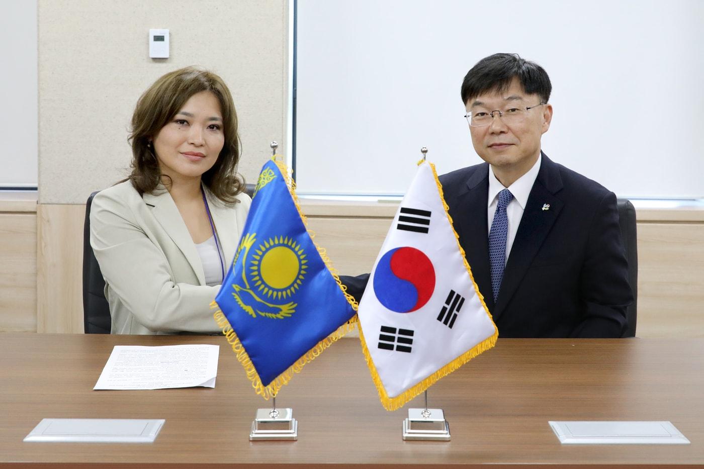 본문 이미지 - 안형준 국가데이터처장이 카자흐스탄 통계청 부청장과 기념 촬영을 하고 있다.(국가데이터처 제공)