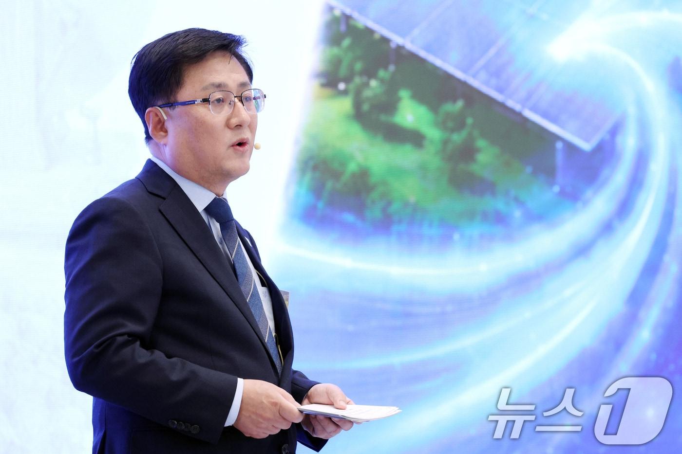 본문 이미지 - 김성환 기후에너지환경부 장관이 29일 청와대 영빈관에서 열린 대한민국 대도약 3대 메가프로젝트 국민보고회에서 인프라 지원방안을 발표하고 있다. 2026.6.29 ⓒ 뉴스1 허경 기자