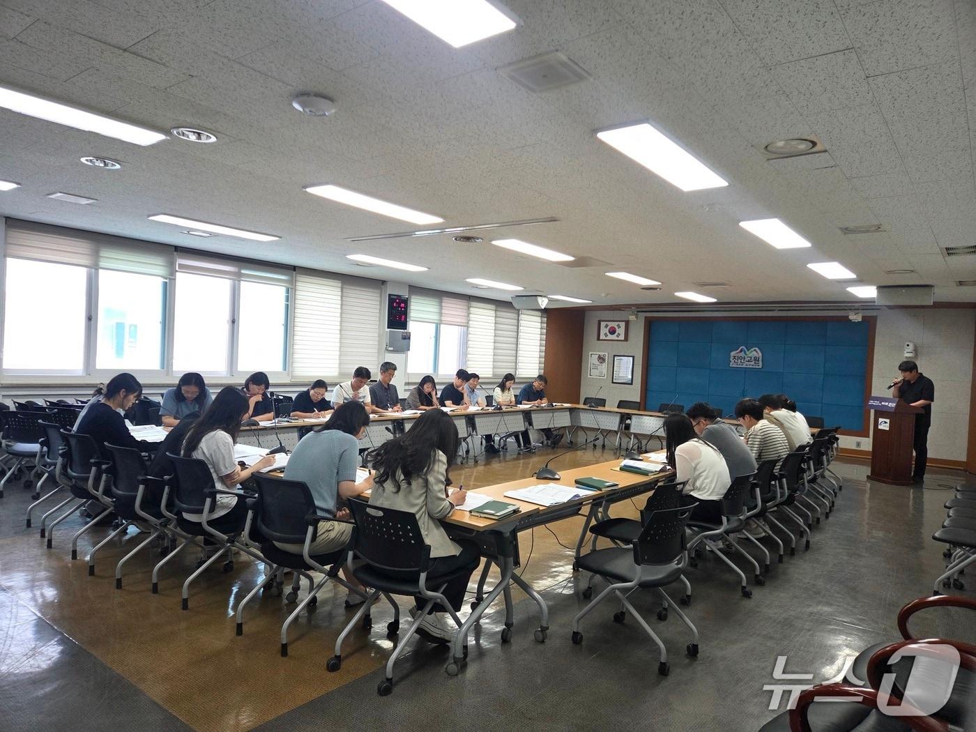 본문 이미지 - 29일 전북 진안군이 상황실에서 11개 읍면 부읍·면장과 기본소득 담당자를 대상으로 사업 추진을 위한 사전 교육을 실시하고 있다.(진안군제공, 재판매 및 DB금지)2026.6.29/뉴스1